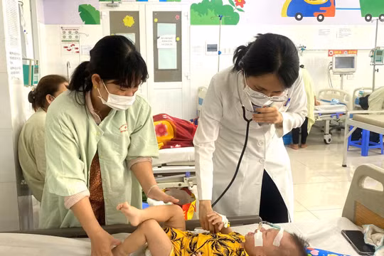 Bệnh tay chân miệng tăng mạnh với 4 ca tử vong, Bộ Y tế yêu cầu tăng thu dung điều trị