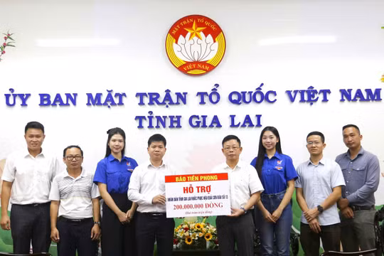 Báo Tiền Phong trao quà, san sẻ mất mát với người dân Gia Lai