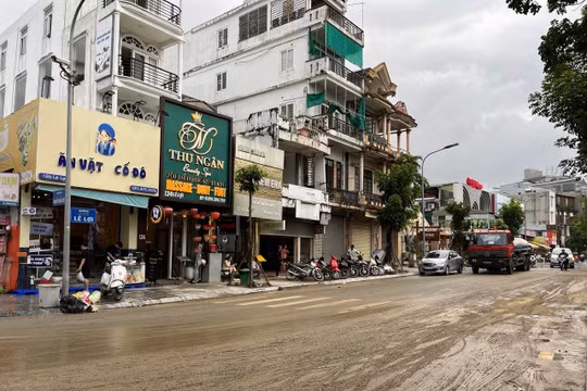 TP Huế: Gánh hàng, quán nhỏ 'gượng dậy' sau trận lũ lụt lịch sử