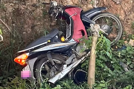 Gặp nạn trên đường đi làm thủ tục thi, cha mất, con trọng thương