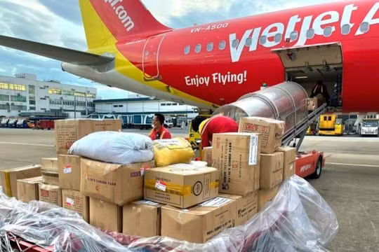 Những chuyến bay Vietjet chở đầy yêu thương