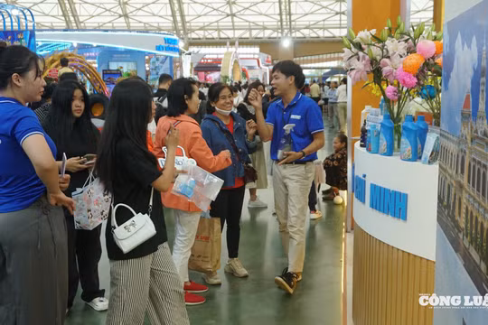 Người dân thích thú trải nghiệm các gian hàng tại Hội chợ Mùa Thu 2025