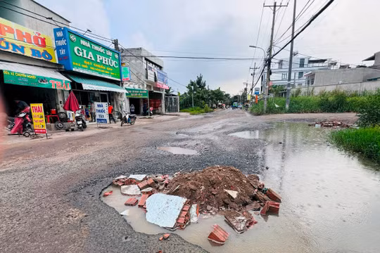TP HCM: Tuyến đường 2km toàn ổ gà, ổ voi dù đã thi công 5 năm