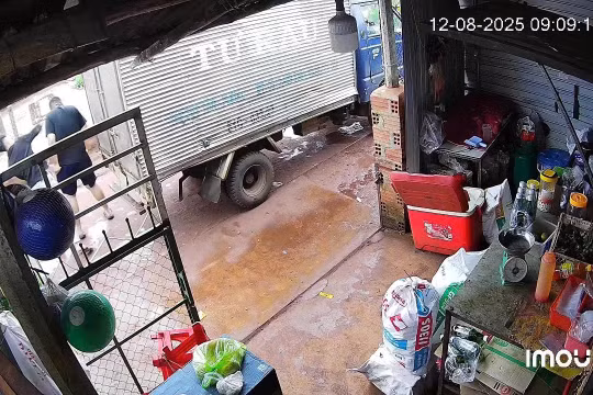 Nam thanh niên bị hành hung, dọa chôn sống khi giao nước đá
