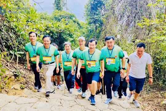 2.000 vận động viên tham gia giải leo núi Yên Tử do Hội Nhà báo tỉnh Quảng Ninh tổ chức