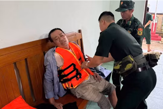 Lực lượng biên phòng cứu thành công 3 ngư dân tàu mắc cạn tại Lý Sơn