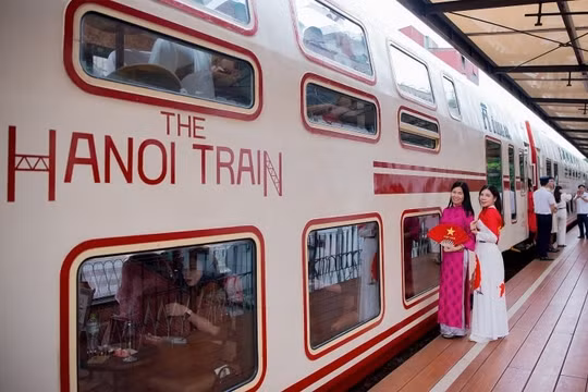 Du lịch Việt Nam 2025: Những trải nghiệm mới từ tàu hỏa hai tầng đến tour đêm