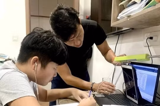 Nhiều ý kiến trái chiều quanh việc học sinh phải làm kiểm tra trực tuyến lúc 21 giờ