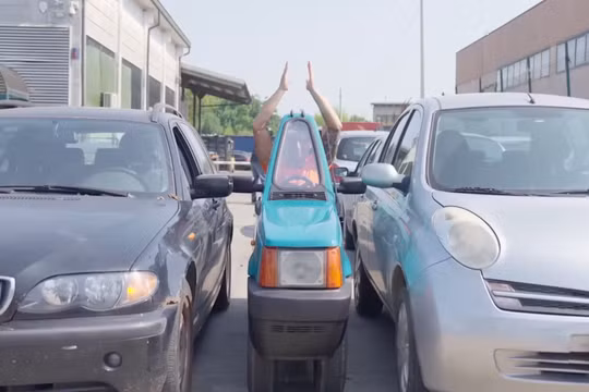 ‏Người đàn ông biến xe Fiat thành “xe hai bánh” dài chưa tới 20 inch‏