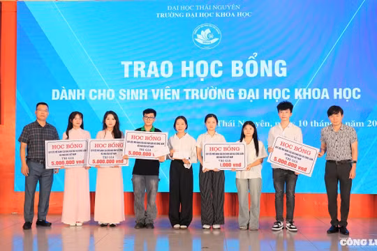 Báo Nhà báo và Công luận trao học bổng 'Ước mơ xanh': Thắp sáng tương lai sinh viên báo chí Đại học Thái Nguyên