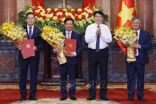 Chủ tịch nước Lương Cường trao quyết định bổ nhiệm 3 Phó Chủ nhiệm Văn phòng Chủ tịch nước