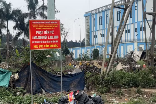 Đường Phạm Tu ngập rác thải: Biển cấm chỉ để... ngắm