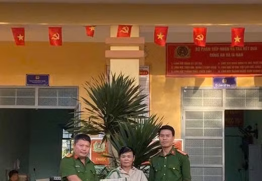 Gia Lai: Công an xã kịp thời tìm lại túi xách chứa nhiều vàng cho người dân