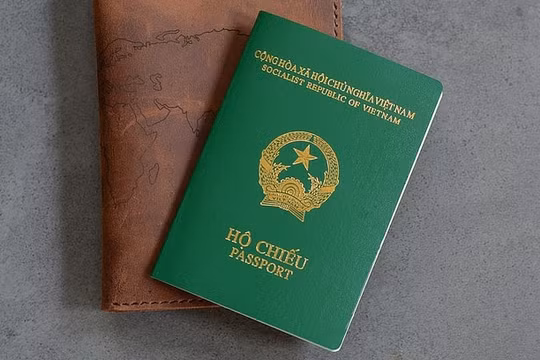 Cho phép nhập quốc tịch Việt Nam đối với người có công lao đặc biệt
