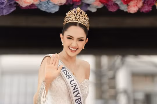 Á hậu Ahtisa Manalo bị khán giả Việt chỉ trích dịp Giáng sinh