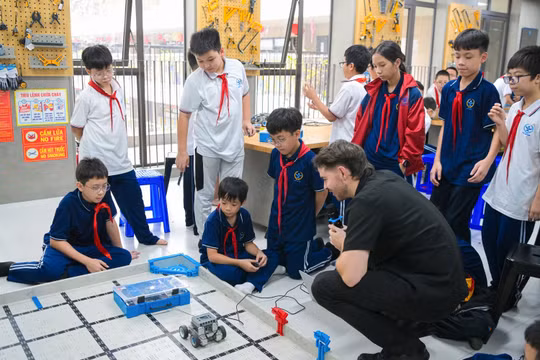 Một giờ học trong “phòng STEM” của học sinh Cầu Giấy