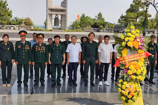Phó Chủ tịch Hội Cựu TNXP Việt Nam Thân Đức Nam dâng hương tri ân các anh hùng liệt sĩ tại Hà Tĩnh, Quảng Bình và Quảng Trị