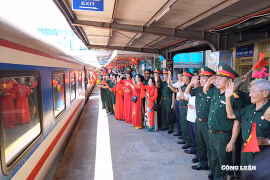 Người dân lưu luyến chia tay hơn 600 chiến sĩ tham gia nhiệm vụ A80 tại Ga Hà Nội
