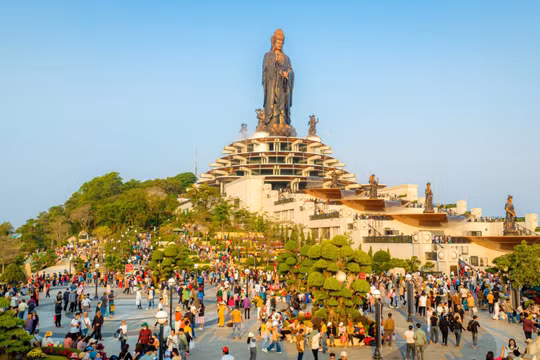 Hàng trăm ngàn du khách đổ về núi Bà Đen để chiêm bái, rước lộc xuân đầu năm