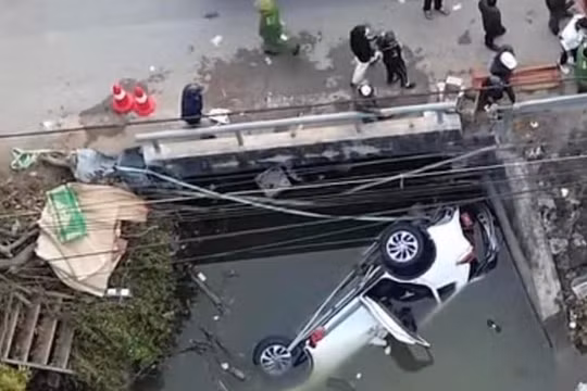 Hé lộ nguyên nhân nữ tài xế lái ô tô lao xuống kênh khiến 7 người tử vong ở Nam Định
