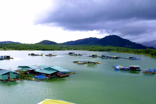 Người dân Kon Tum mở nhà hàng, làm tour du lịch trên dòng Sê San