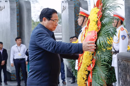 Thủ tướng Phạm Minh Chính dâng hoa, dâng hương tri ân các anh hùng liệt sĩ và Mẹ Việt Nam anh hùng