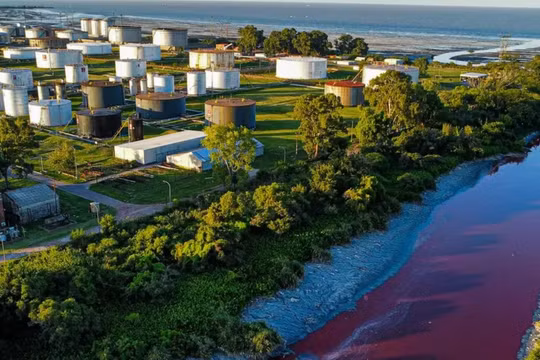 Dòng sông bất ngờ chuyển sang màu đỏ đáng sợ ở Argentina