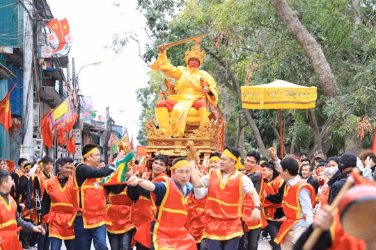 Hà Nội: Độc đáo nghi lễ "rước vua, chúa giả" tại lễ hội đền Sái