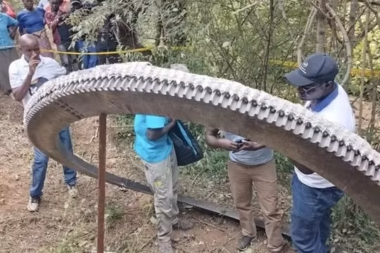 Vật thể đỏ rực nặng 500 kg rơi từ trên trời xuống Kenya