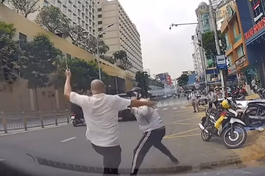 Công an Bến Thành đang làm rõ clip người đàn ông cao lớn đuổi đánh người trên đường