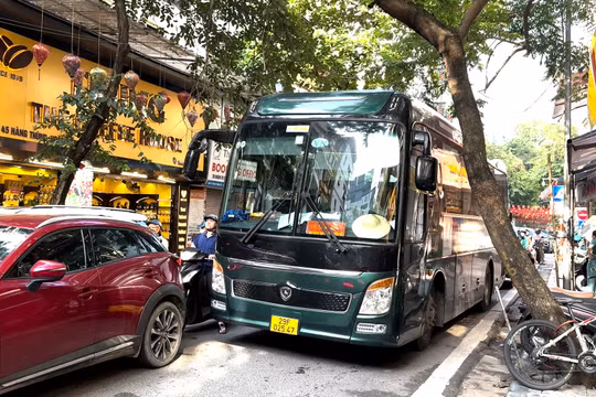 Phố cổ Hà Nội lại ùn tắc sau 6 tháng thí điểm cấm xe trên 16 chỗ vào giờ cao điểm