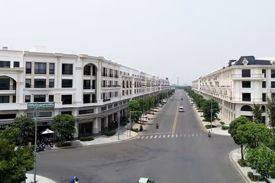Giá thấp tầng TP.HCM neo cao, dòng tiền nhà đầu tư đổ về vùng giáp ranh