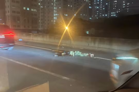 Người đi xe máy lên đường Vành đai 3 bị ô tô đâm tử vong
