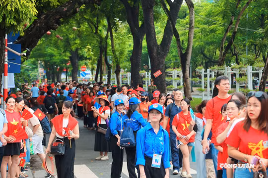 Hàng nghìn người dân xếp hàng chờ xem sơ duyệt diễu binh, diễu hành dịp A80