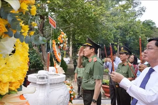 Tri ân các anh hùng, liệt sĩ Công an nhân dân