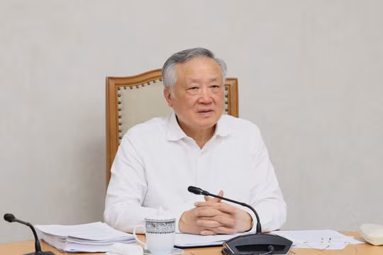 Bộ Chính trị yêu cầu hoàn thiện 2 nghị định về phân cấp, phân quyền trước ngày 1/6