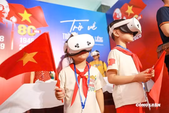 Hàng nghìn người dân xúc động khi được trở về “thời khắc thiêng liêng” năm 1945