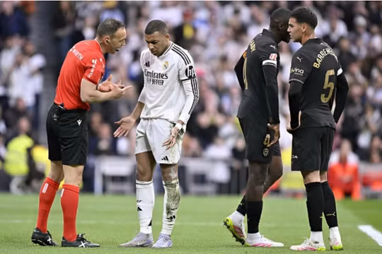 Vinicius đá hỏng penalty, Real Madrid thua đáng tiếc trước Valencia trên sân nhà