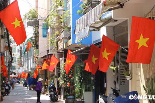 TP HCM ngập tràn cờ đỏ sao vàng trước ngày Giỗ Tổ Hùng Vương