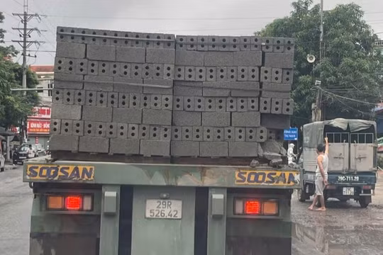 Tài xế chở vật liệu không chằng buộc bị phạt 10 triệu đồng