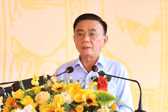 Thường trực Ban Bí thư Trần Cẩm Tú dự Ngày hội Đại đoàn kết toàn dân tộc tại hai thôn Hồ Sen và Ngòi Lẻn