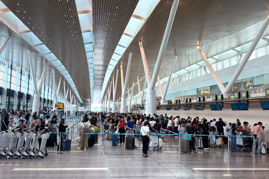 Gần 100 triệu lượt khách qua cảng hàng không trong 10 tháng