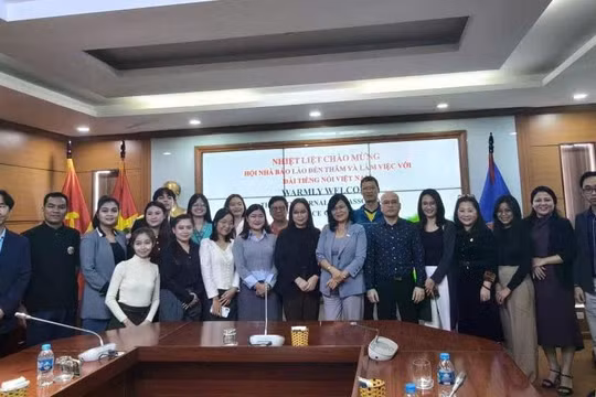 Đoàn nhà báo Lào tham dự chương trình bồi dưỡng kỹ năng đưa tin các vấn đề về môi trường
