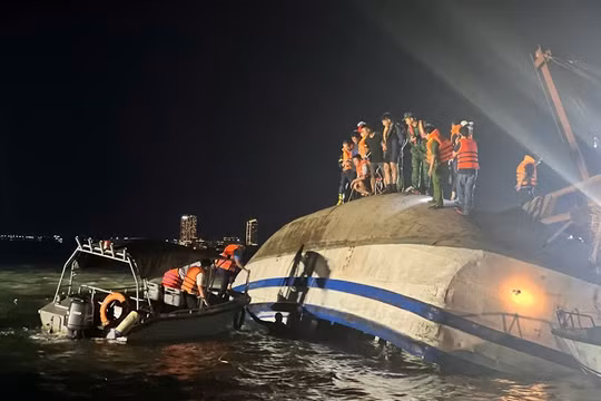 Thủ tướng yêu cầu khẩn trương tìm kiếm cứu nạn, khắc phục hậu quả vụ lật tàu tại Quảng Ninh