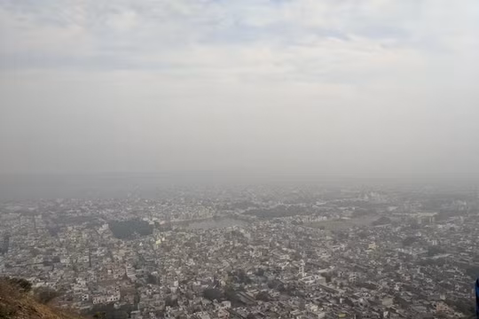 Ấn Độ thử nghiệm gieo mây để 'rửa sạch' bầu trời ô nhiễm ở New Delhi