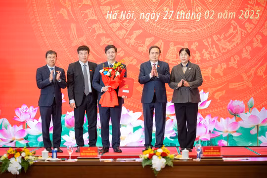 Trao quyết định thành lập 11 đảng bộ thuộc Đảng ủy Quốc hội