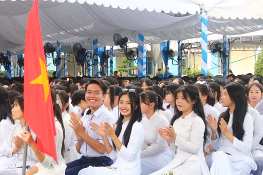 Bộ Chính trị quyết định miễn toàn bộ học phí cho học sinh công lập trên cả nước