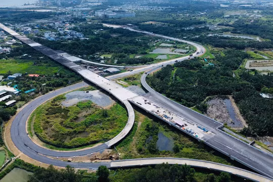 "Nhiệm vụ của TP HCM năm 2025 rất nặng nề để đạt tăng trưởng 10%"