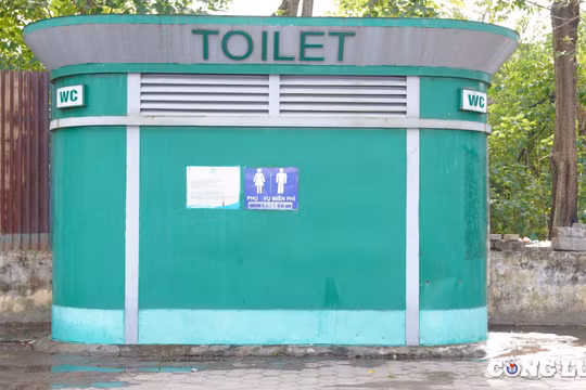 Nhiều nhà vệ sinh công cộng tại Hà Nội xuống cấp, chỉ đáp ứng một phần nhu cầu