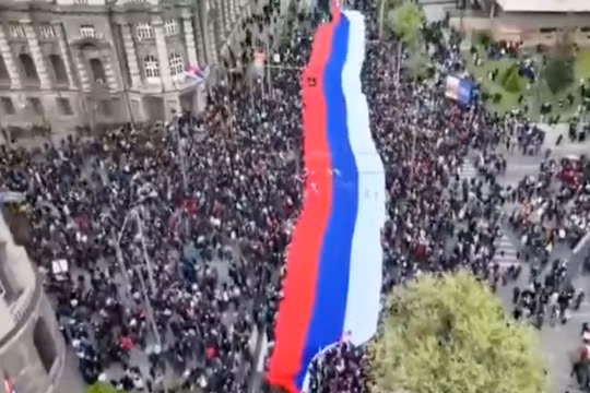 Tổng thống Serbia tổ chức tuần hành đáp trả làn sóng biểu tình của sinh viên